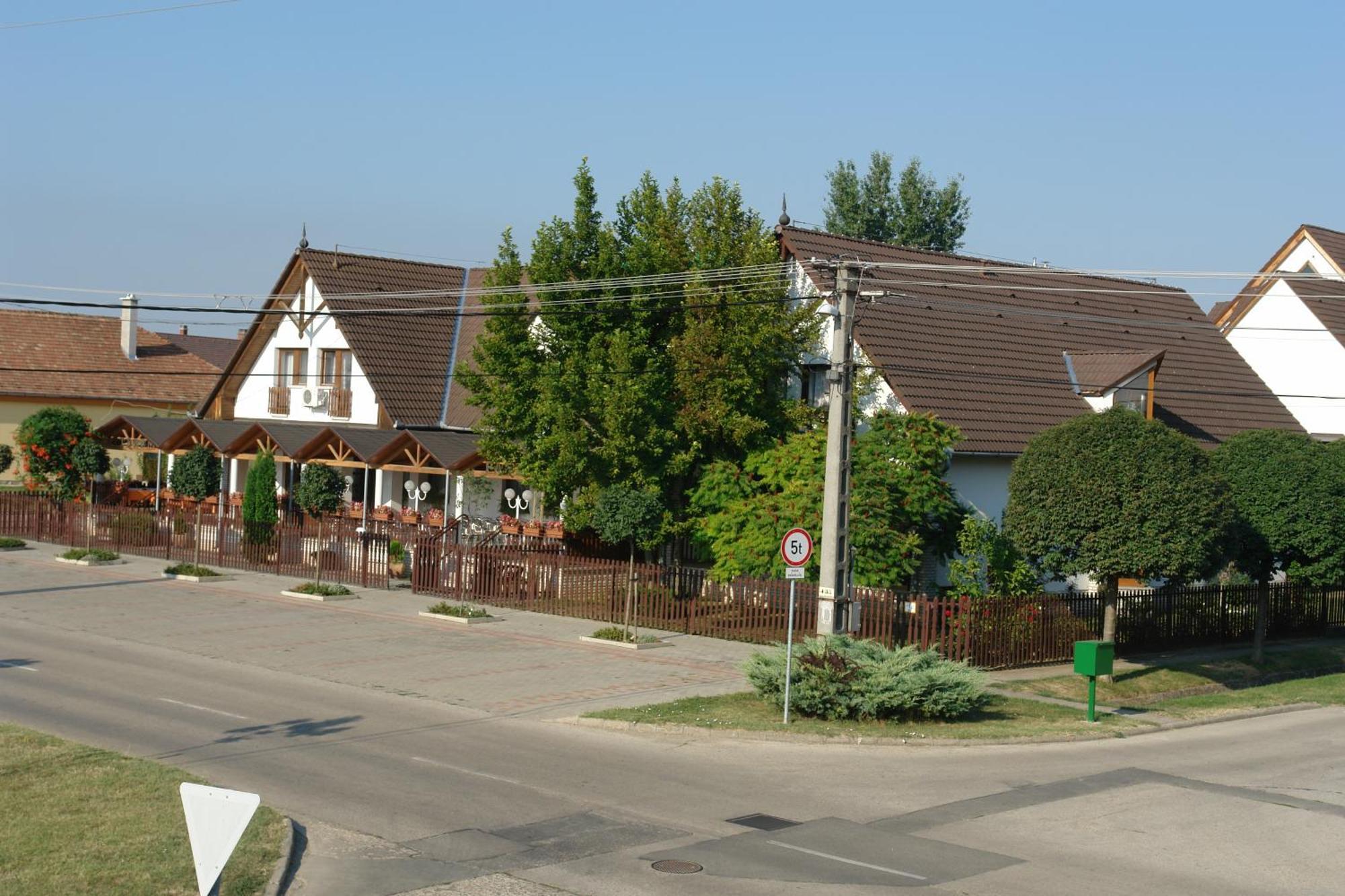 Koller Panzió Hotel Bonyhád Exterior foto