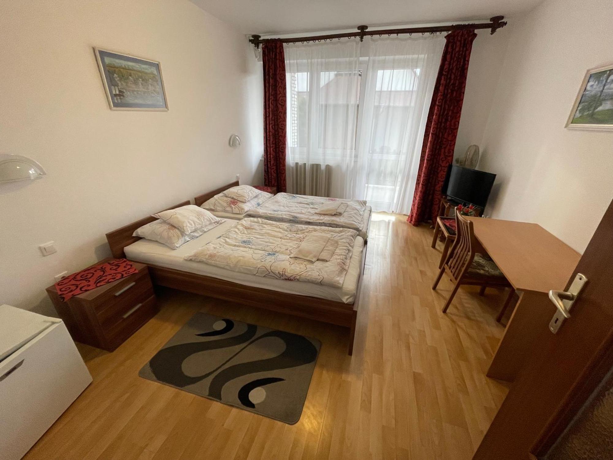 Koller Panzió Hotel Bonyhád Exterior foto