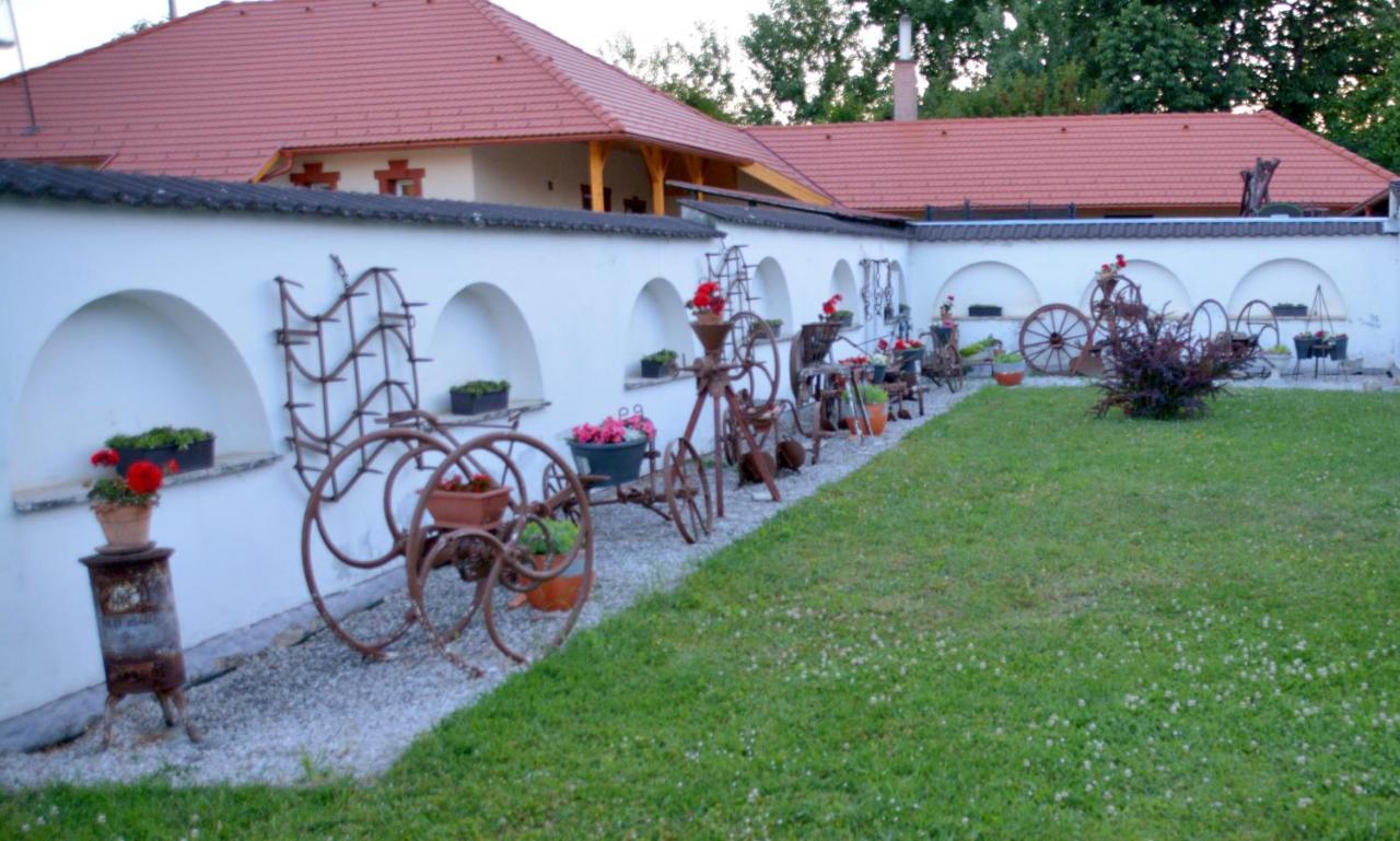 Koller Panzió Hotel Bonyhád Exterior foto