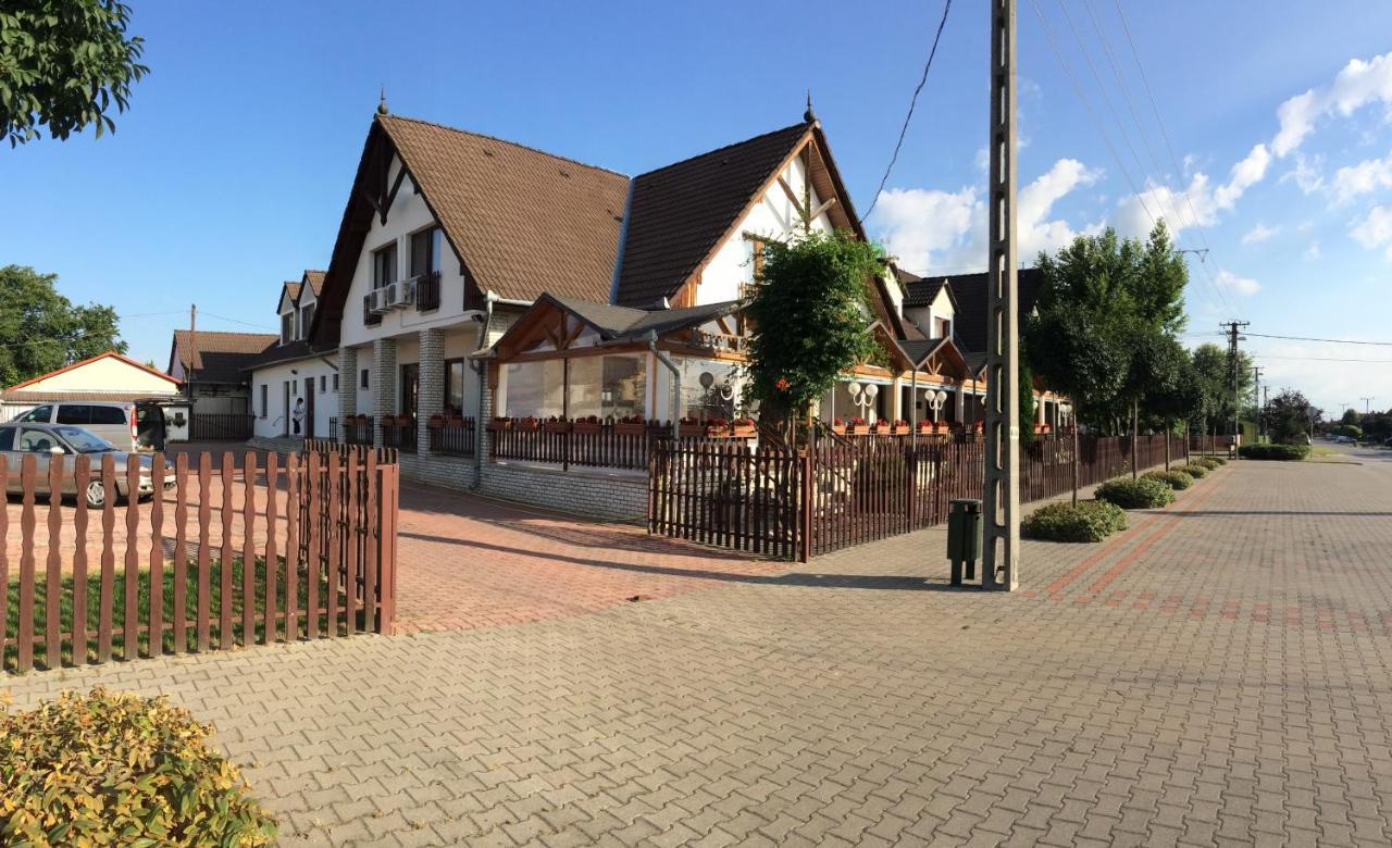 Koller Panzió Hotel Bonyhád Exterior foto